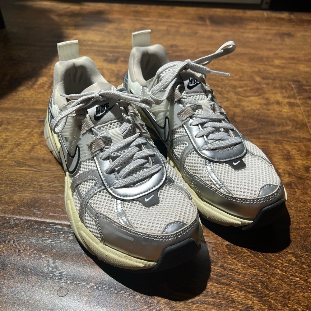 Nike Women’s V2K Run Shoes | size 7 US W
